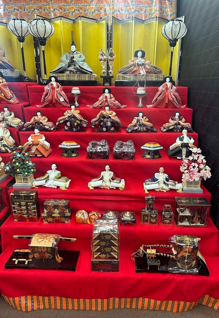 ¿Qué es el Hinakazari?  Y las figuras principales?