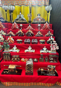 ¿Qué es el Hinakazari?  Y las figuras principales?
